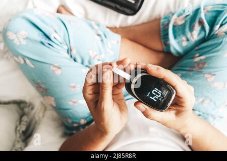 Measurnig livello di zucchero nel sangue Foto Stock