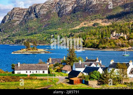 Il pittoresco villaggio delle Highlands di Plockton, il gioiello delle Highlands, si trova su una baia riparata con viste mozzafiato sul Loch Carron. Scozia Foto Stock