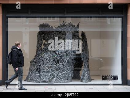 Gagosian Gallery, Davies Street, Londra, Regno Unito. 13 maggio 2022. I pedoni passano davanti alla Galleria Gagosiana che mostra la prima mostra personale dello scultore spagnolo Cristina Iglesias (dal 14 maggio al 30 luglio 2022), inaugurata durante il London Gallery Weekend e in programma di coincidere con la Royal Academy of Arts commission, Un ambiente scultoreo su larga scala nel cortile Annenberg a Burlington House da inizio giugno fino all'estate. Credit: Malcolm Park/Alamy Live News. Foto Stock