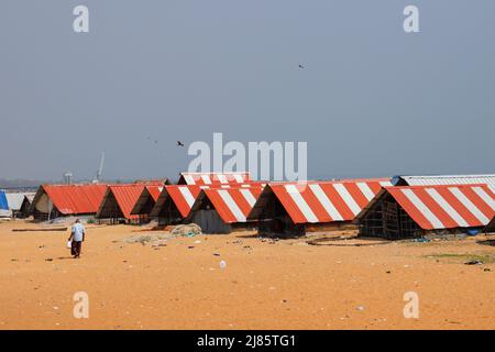 Fila di capanne di pescatori con tetto di stagno rosso e bianco, Tangassery, Thangassery, Kerala, India Foto Stock