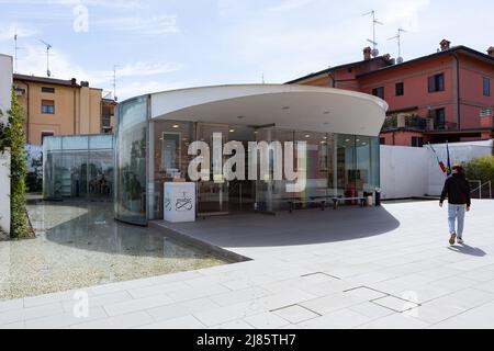 Biblioteca cittadina di Maranello, progettata da Pritzker premiata dall'architetto giapponese Isozaki Arata e dal co-designer italiano Andrea Maffei. Terminato il 2012. Foto Stock