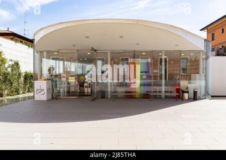 Biblioteca cittadina di Maranello, progettata da Pritzker premiata dall'architetto giapponese Isozaki Arata e dal co-designer italiano Andrea Maffei. Terminato il 2012. Foto Stock