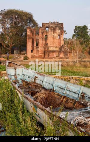 Imbarcazione da pesca con intemperie in un campo vicino al Fort St.Thomas, Tangassery, Thangassery, Kerala, India. Foto Stock