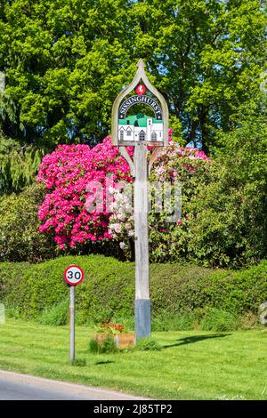 Cartello del villaggio di Sissinghurst, Kent, Regno Unito Foto Stock