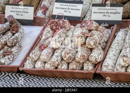 diverse salsicce secche su una bancarella di mercato Foto Stock