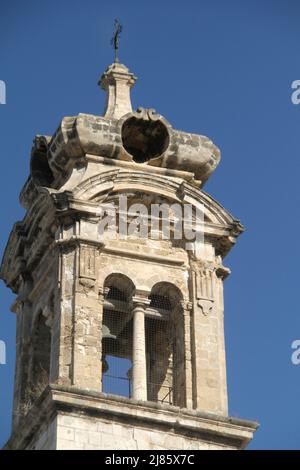 Bari, Italia. Il campanile della Chiesa di San Giacomo (S. Chiesa di Giacomo, n. 12th secolo), in stile barocco e romanico. Foto Stock