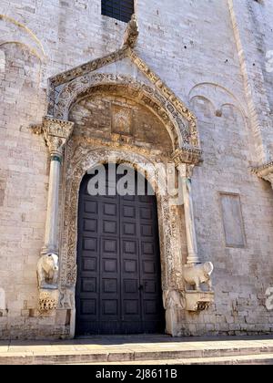 Bari, Italia. Il bellissimo portale riccamente decorato della Basilica Pontificia di San Nicola (Basilica di San Nicola, n.. 11th secolo). Foto Stock