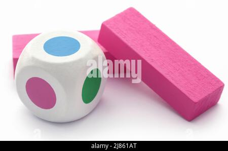 Jenga gioco colorato e blocchi di legno su sfondo bianco Foto Stock