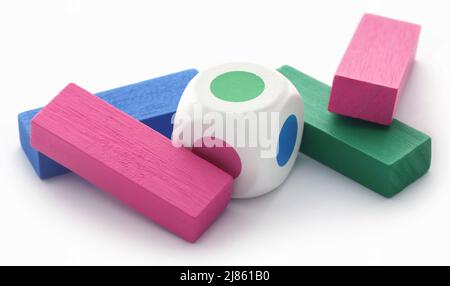 Jenga gioco colorato e blocchi di legno su sfondo bianco Foto Stock