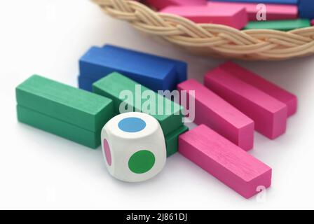 Jenga gioco colorato e blocchi di legno su sfondo bianco Foto Stock