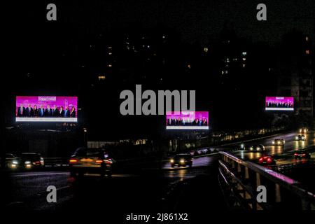 Beirut, Libano. 12th maggio 2022. I poster delle campagne elettorali parlamentari illuminano una strada in mezzo a un blackout della città, in vista delle elezioni parlamentari del maggio 15. (Alla dpa 'Donne contro la 'mafia di governo' - il Libano vota in crisi Parlamento') Credit: Marwan Naamani/dpa/Alamy Live News Foto Stock