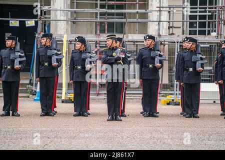 Londra UK, 13 maggio 2022. I membri dei Royal Gurkha Rifles praticano la trotaia del colore alle caserme di Wellington per le celebrazioni del giubileo del platino dal 2-5 giugno per celebrare i 70 anni di adesione della Regina Elisabetta II al trono. Credit. amer Ghazzal/Alamy Live News Foto Stock