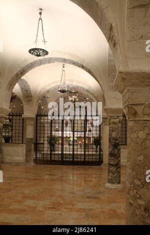 Bari, Italia. La cripta della Basilica di San Nicola (Basilica di San Nicola, n. 11th secolo), con l'altare delle reliquie. Capitali bizantine e romane. Foto Stock