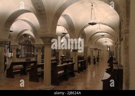 Bari, Italia. La cripta della Basilica di San Nicola (Basilica di San Nicola, n. 11th secolo), con l'altare delle reliquie. Capitali bizantine e romane. Foto Stock