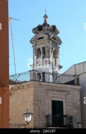 Bari, Italia. Il campanile della Chiesa di San Giacomo (S. Chiesa di Giacomo, n. 12th secolo), in stile barocco e romanico. Foto Stock