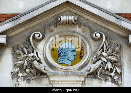 Niccolo Paganini Ritratto Medallion sulla facciata di Château Giraud (1882-83) a Belle Epoque Villa in Gautier Park l'Isle-sur-la-Sorgue Vaucluse Francia Foto Stock