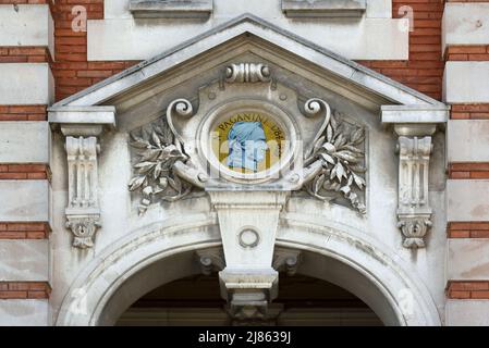 Niccolo Paganini Ritratto Medallion sulla facciata di Château Giraud (1882-83) a Belle Epoque Villa in Gautier Park l'Isle-sur-la-Sorgue Vaucluse Francia Foto Stock