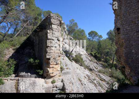 Resti del rovinato acquedotto romano, Barrage o diga, che ha portato l'acqua ad Aquae Sextius in epoca romana, a le Tholonet Aix-en-Provence Provenza Provenza Foto Stock