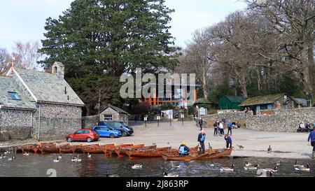 Noleggio barche a remi a riva con Keswick Theatre by the Lake sullo sfondo Foto Stock