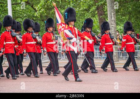 Londra UK, 13 maggio 2022. I membri delle guardie irlandesi, scozzesi, gallesi e coldsream della divisione di famiglia marciano lungo il Mall dopo aver partecipato alla prova dei colori sulle guardie dei cavalli in vista delle celebrazioni del giubileo del platino dal 2-5 giugno per celebrare i 70 anni di adesione della regina Elisabetta al trono. Credit. amer Ghazzal/Alamy Live News Foto Stock