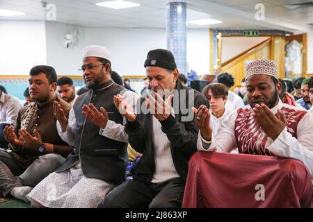 Londra, Regno Unito. 2nd maggio 2022. I musulmani offrono le preghiere del mattino ad una moschea. (Credit Image: © Dinendra Haria/SOPA Images via ZUMA Press Wire) Foto Stock