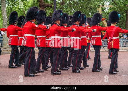 Londra UK, 13 maggio 2022. I membri delle guardie irlandesi, scozzesi, gallesi e coldsream della divisione di famiglia marciano lungo il Mall dopo aver partecipato alla prova dei colori sulle guardie dei cavalli in vista delle celebrazioni del giubileo del platino dal 2-5 giugno per celebrare i 70 anni di adesione della regina Elisabetta al trono. Credit. amer Ghazzal/Alamy Live News Foto Stock