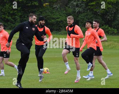 Oriam Sports Centre Edinburgh.Scotland.UK.13th Maggio 22 sessione di allenamento Hearts per Cinch Premiership vs Rangers . Josh Ginnelly (30) e Stephen Kingsley durante la sessione di formazione Credit: eric Mccowat/Alamy Live News Foto Stock