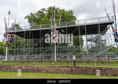 Londra UK, 13 maggio 2022. All'esterno di Buckingham Palace sono costruite delle tribune per gli ospiti e gli spettatori delle feste del fine settimana giubilare per celebrare le celebrazioni del Platinum Jubilee di sua Maestà la Regina Elisabetta. amer Ghazzal/Alamy Live News Foto Stock