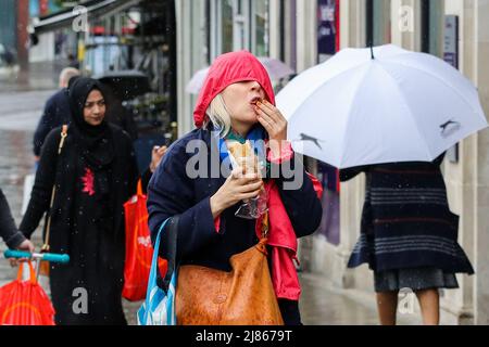 Londra, Regno Unito. 11th maggio 2022. Una donna ha visto mangiare mentre camminava per le strade di Londra. (Foto di Dinendra Haria/SOPA Images/Sipa USA) Credit: Sipa USA/Alamy Live News Foto Stock