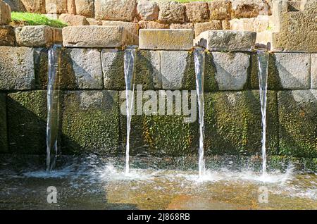 Una fontana Inca ben conservata presso il sito archeologico di Tipon, la Valle Sacra degli Inca, Cuzco, Perù Foto Stock