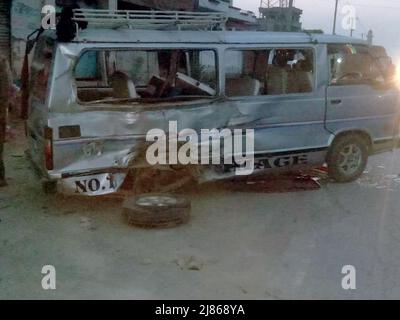 Gujranwala. 13th maggio 2022. La foto del cellulare scattata il 13 maggio 2022 mostra un furgone passeggero danneggiato in un luogo di incidente stradale nel distretto di Gujranwala della provincia orientale del Punjab del Pakistan. Almeno 12 persone sono state uccise e 10 altre ferite in un incidente stradale il venerdì nel distretto di Gujranwala, nella provincia orientale del Punjab in Pakistan, i media locali hanno riferito. Secondo i rapporti, l'incidente si è verificato nelle prime ore in cui un camion del dumper che accelera si è schiantato con due furgoni passeggeri uno dopo l'altro sulla strada di Hafizabad vicino alla zona di Kot Ladha di Gujranwala. Credit: Str/Xinhua/Alamy Live News Foto Stock