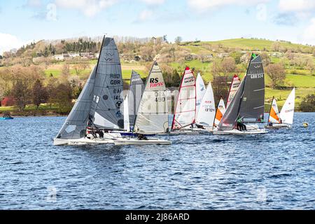 L'inizio di una gara di gommoni all'Ullswater Yacht Club nel Lake District inglese, Cumbria, Inghilterra Regno Unito Foto Stock