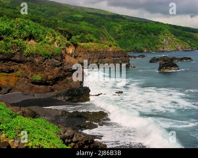 Vista della costa dell'Oceano di Hana Maui dal Kuloa Point Trail al Parco Nazionale di Haleakala Oheo Gulch Foto Stock