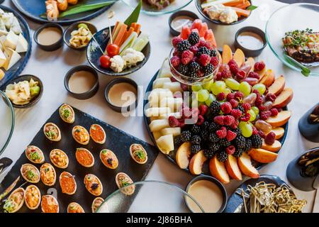 Vari antipasti al tavolo delle feste Foto Stock