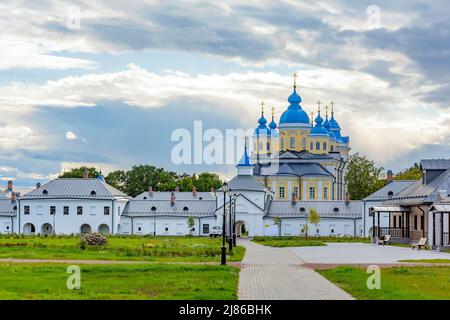 Isola di Konevets, vista del Monastero della Natività Ortodossa-Bogoroditsky, recentemente restaurato Foto Stock