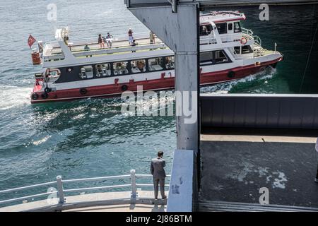 Istanbul, Turchia. 09th maggio 2019. Un traghetto è visto come passa sotto il Ponte Galata. Il trasporto marittimo con traghetti è una specificità di Istanbul. Nonostante il tunnel più profondo del mondo sotto il Bosforo per la metropolitana e l'inaugurazione del nuovo "Ponte Canakkale 1915" nel marzo 2022, la popolazione e il 2019 sindaco recentemente eletto di Istanbul stanno promuovendo il trasporto marittimo per alleviare il traffico stradale e ridurre le emissioni del CO2. (Foto di Laurent Coust/SOPA Images/Sipa USA) Credit: Sipa USA/Alamy Live News Foto Stock