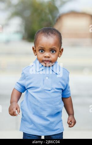 Un ragazzo carino afroamericano di un anno di età quasi prescolare che sembra sorpreso Foto Stock