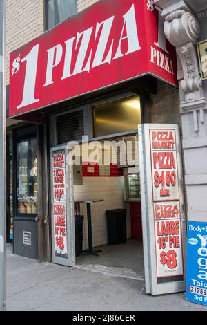 Un negozio di pizza $1 sulla Sixth Avenue a Midtown, Manhattan, New York City. Possono sopravvivere all’attuale inflazione? Foto Stock