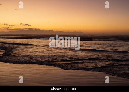 Vista panoramica delle onde in mare contro il cielo arancione durante il tramonto, spazio copia