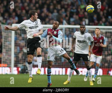 1st Gennaio 2013 - Calcio fa Cup - Aston Villa Vs. Città di Ipswich - Daryl Murphy of Ipswich Town si rifà da Fabian Delph of Aston Villa - Foto: Paul Roberts / Pathos. Foto Stock