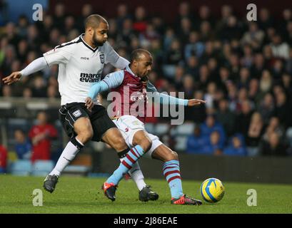 1st Gennaio 2013 - Calcio fa Cup - Aston Villa Vs. Città di Ipswich - Fabian Delph di Aston Villa tiene David McGoldrick di Ipswich Città - Foto: Paul Roberts / Pathos. Foto Stock