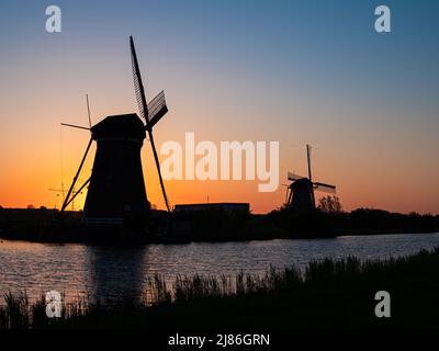 I mulini a vento di Kinderdijk sono un gruppo di 19 mulini a vento monumentali nel polder Alblasserwaard, nella provincia dell'Olanda meridionale, nei Paesi Bassi. Foto Stock