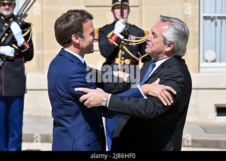 Il Presidente francese Emmanuel Macron incontra il Presidente dell'Argentina Alberto Fernandez al Palazzo Elysee di Parigi, Francia, il 13 maggio 2022. (Foto di Lionel Urman/Sipa USA) Foto Stock