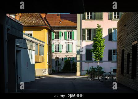 Biel, Svizzera - mai 11, 2022: Vista sul cortile di una zona residenziale con vecchie case tradizionali a Biel Foto Stock