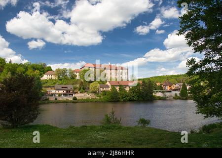 Castello di Nelahozeves, si affaccia sul fiume Moldava. Repubblica Ceca. Foto Stock