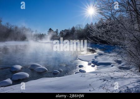 Una mattinata di marcia frigida sul fiume Chippewa nel nord del Wisconsin. Foto Stock