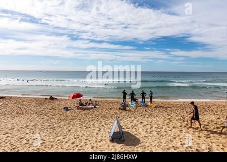 Lezioni di surf per principianti in corso a Manly Beach a Sydney, NSW, Australia il giorno d'autunno del cielo blu Foto Stock