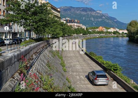 GRENOBLE, FRANCIA, 10 maggio 2022 : una corsia veloce lungo le rive del fiume Isere nel centro della città. Foto Stock