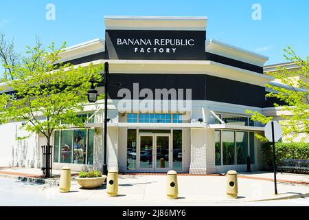 Exton, PA, USA - 10 maggio 2022: Banana Republic è un rivenditore di abbigliamento e accessori di lusso ed è di proprietà di Gap Inc. Ha 700 punti vendita. Foto Stock