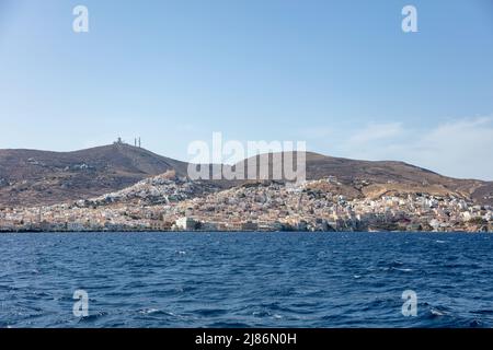 Ermoupoli capitale dell'isola di Syros Cicladi, Grecia. Paesaggio urbano, edificio porto fronte mare, vista dal mare. Giorno di sole, cielo blu. Foto Stock